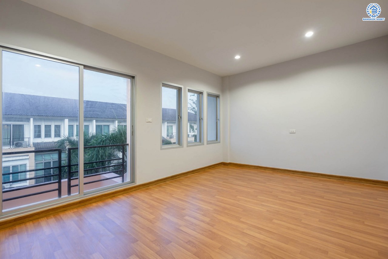 บ้านมือสองตกแต่งใหม่ ดีไซน์สวย ม.วิสต้าปาร์ค รัชดา-รามอินทรา เนื้อที่ 22.3 ตร.ว. ฟังก์ชัน 4 ห้องนอน 4 ห้องน้ำ จอดรถได้ 2 คัน รองรับทุกกิจกรรม บนทำเลเชื่อมต่อหลายเส้นทาง อาทิ ถนนประเสริฐมนูกิจ และถนนนวมินทร์ ใกล้รถไฟฟ้าสายสีชมพู "สถานีนพรัตน์" และจุดขึ้นทางด่วน "รามอินทรา"